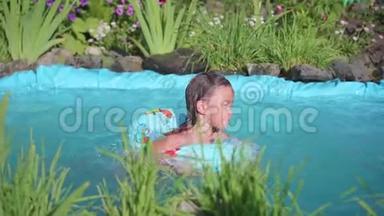 女孩在一个小池塘里游泳。 这个孩子在炎热的夏日里享受清凉的水。 快乐的童年。 花草生长